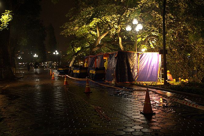 Công nhân dầm mưa lạnh suốt đêm nạo vét Hồ Gươm